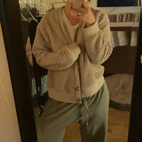 Large, fits like a medium, cozy cardigan - Picture 4 of 4